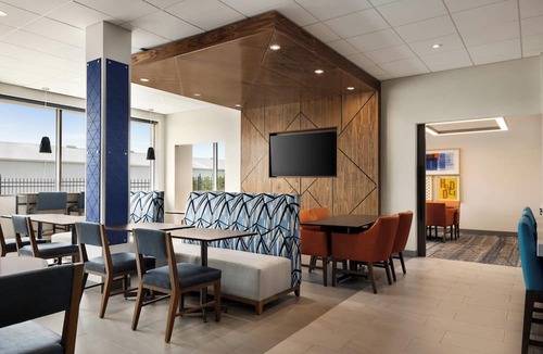 Strathroy Hotel | Holiday Inn Express Strathroy by IHG