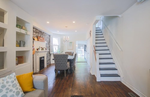 Greenwood - Coxwell Apartment | Leslieville Cozy & Bright Apt in Trendy Beaches
