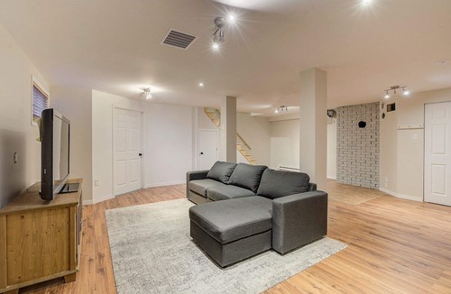Baie-St-Paul House | Cozy Getaway w Stunning views, Hot Tub, 10min Ski