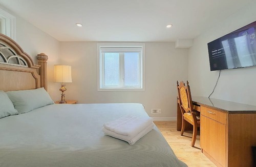 Richmond Hill House | Cozy Rooms in Bright Walkout Suite - Newly Renovated 2026