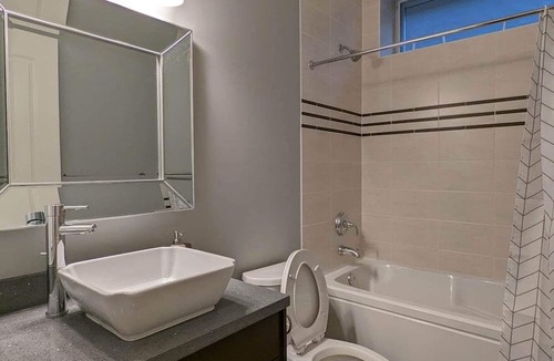 Marpole House | Cozy Home with New Furniture! Steps away from Downtown/UBC/Airport/Richmond