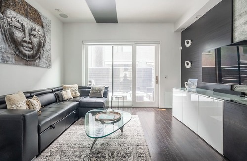 Little Italy Apartment | Cozy Houses in Downtown Toronto by GLOBALSTAY