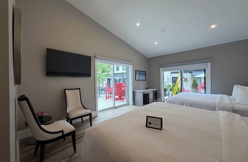 Grand Bend Hotel | Colonial Hotel & Suites