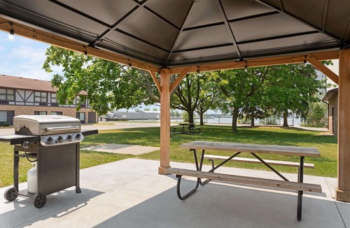 Sarnia Hotel | Days Inn by Wyndham Sarnia Harbourfront