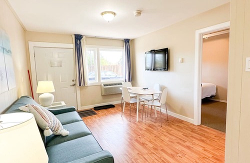 Wasaga Beach Hotel | Oasis by the Bay Vacation Suites