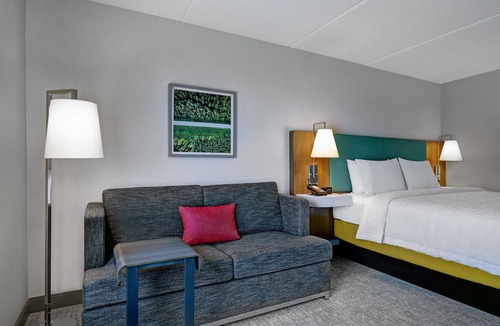 Belleville Hotel | Hampton Inn & Suites by Hilton Belleville