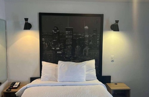Cote-Des-Neiges—Notre-Dame-De-Grace Hotel | Super 8 by Wyndham Montreal