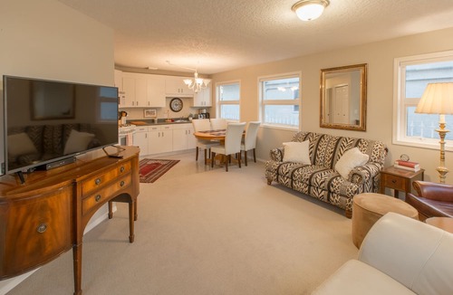 James Bay Apartment | Menzies Manor #4 Two BR Suite-Historic, Charming James Bay, Steps to the Ocean