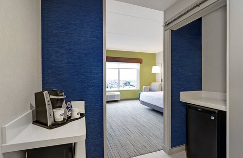 Collingwood Hotel | Holiday Inn Express & Suites Collingwood by IHG