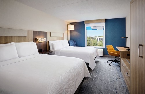 Rosemount Hotel | Holiday Inn Express and Suites Kitchener Southeast by IHG