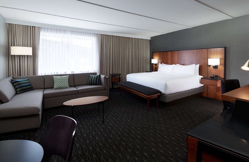 Dorval Hotel | DoubleTree by Hilton Montreal Airport