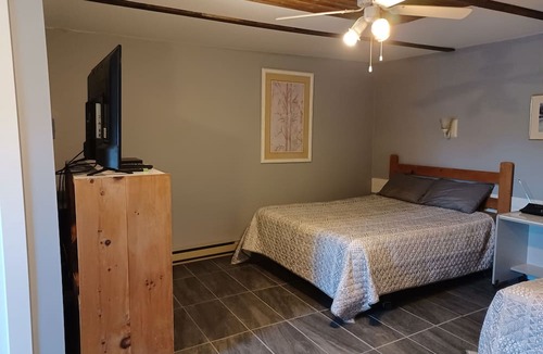 Colpoys Bay Hotel | Mile Inn Motel