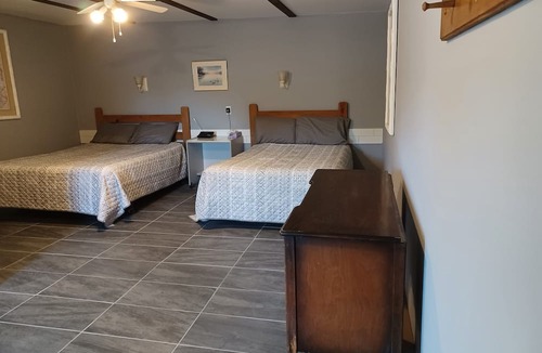 Colpoys Bay Hotel | Mile Inn Motel