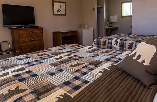 Ferndale Hotel | Bear Tracks Inn