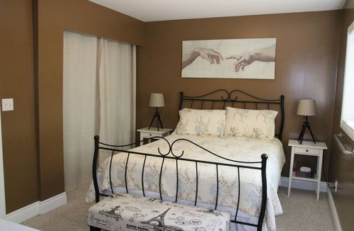 Georgetown House | Iris's Place, Georgetown 1st floor Apartment, close to train station to Toronto
