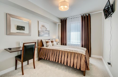 Ottawa Division Hotel | Henia's Inn