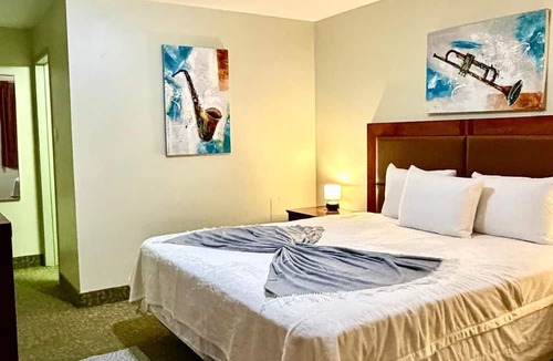 Renfrew Cabin | Rocky Mountain Lodge & Suites