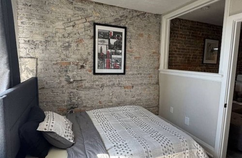 Downtown London Apartment | Charming Historic Downtown Apartment 1-BD Retreat