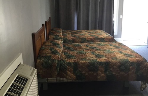 Clearview Township Hotel | Collingwood Motel
