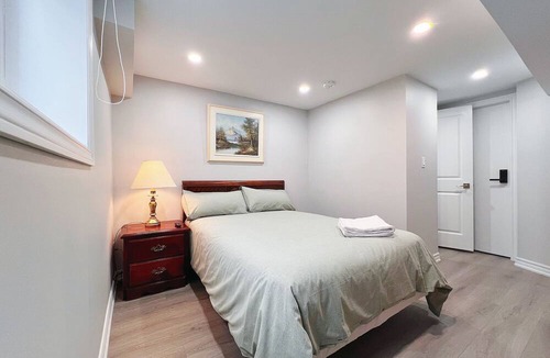 Clanton Park House | Cozy & Modern Ensuite Basement Rooms - Steps to Subway & Downsview Rogers Stadium