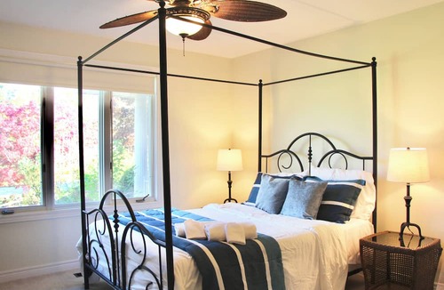 Zurich Bed & Breakfast | The Brentwood Waterfront Retreat