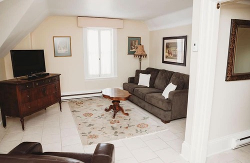 Pembroke House | Grey Gables Inn