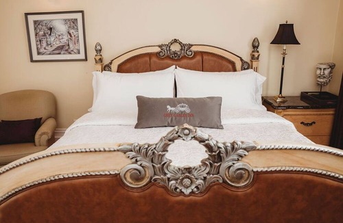 Pembroke House | Grey Gables Inn