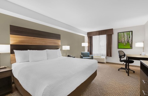 Lindsay Hotel | Days Inn & Suites by Wyndham Lindsay