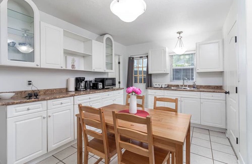 South Central House | 2 Bedroom Duplex near Hospital, Parking.