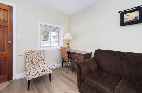 Lion's Head Hotel | Lions Head Beach Motel & Cottages