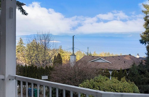 Regional District of Nanaimo House | Ocean View! Mountain View! Entire Villa for groups
