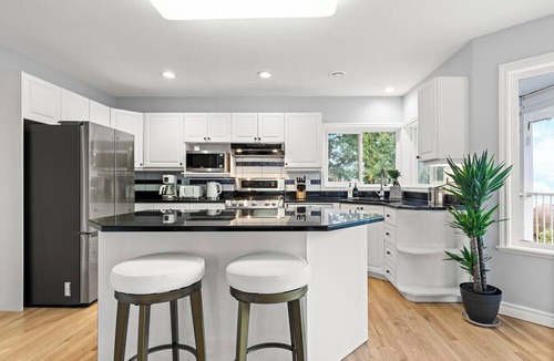Regional District of Nanaimo House | Ocean View! Mountain View! Entire Villa for groups