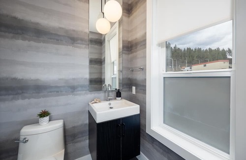 Central Okanagan House | Waterfront, Rftp Patio & Hottub