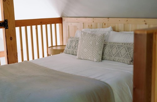 Shawnigan Lake Cabin | Relaxing Cabin Retreat, next to NYÜBU Spa