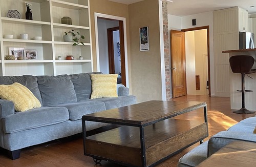 Elora House | Heart of downtown w/ private backyard. Walk to Elora Mill!
