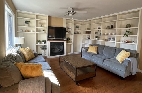 Elora House | Heart of downtown w/ private backyard. Walk to Elora Mill!