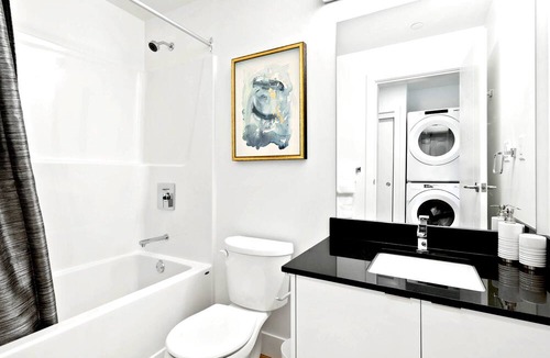 City Centre Apartment | King Suite New Lux Apartment FREE parking, Downtown, Fast Wifi