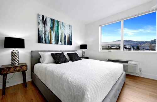 City Centre Apartment | King Suite New Lux Apartment FREE parking, Downtown, Fast Wifi