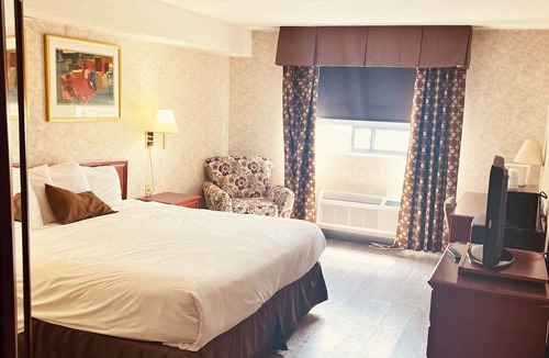 Windsor Hotel | Lexington Inn & Suites Windsor