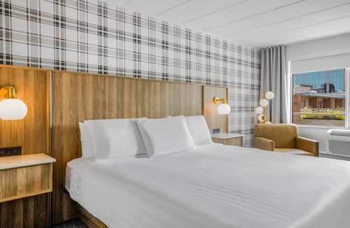 Niagara Falls Hotel | Travelodge by Wyndham Niagara Falls at the Falls