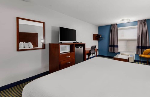 Brooks Hotel | SureStay Plus by Best Western Brooks