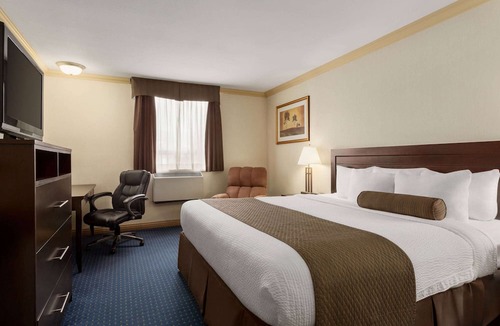 Sault Ste. Marie Hotel | Days Inn & Suites by Wyndham Sault Ste. Marie ON