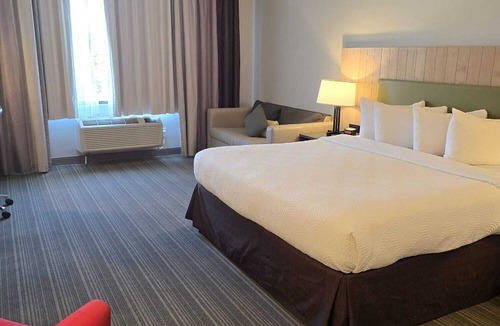 Cannifton Hotel | Country Inn & Suites by Radisson, Belleville, ON