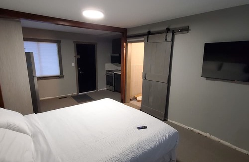 Madoc Hotel | Moira Lake Motel