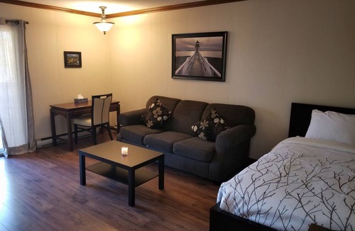 Gravenhurst Hotel | Pinedale Inn