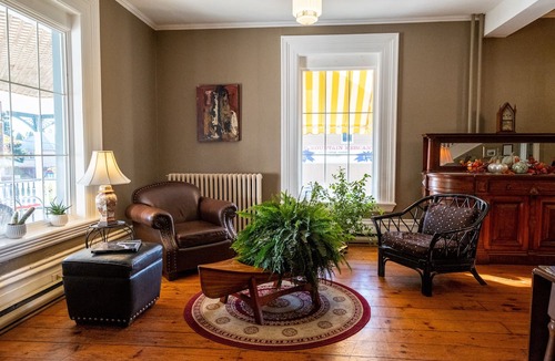Westport Hotel | The Cove Inn