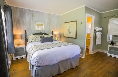 Gananoque Hotel | The Woodview Inn