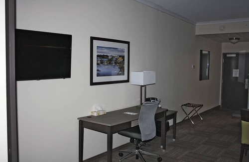 Paradise Hotel | Crossroads Inn & Suites