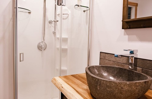 Amherst Ski Chalet | Private Lakefront Off-Grid Chalet | Sauna (Löyly) & Hot Tub w/Pizza Oven & BBQ