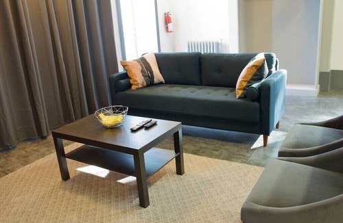Bedford Apartment | Suite with AC, Industrial Styling